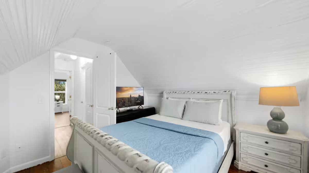 Queen room with twin mattress under the bed