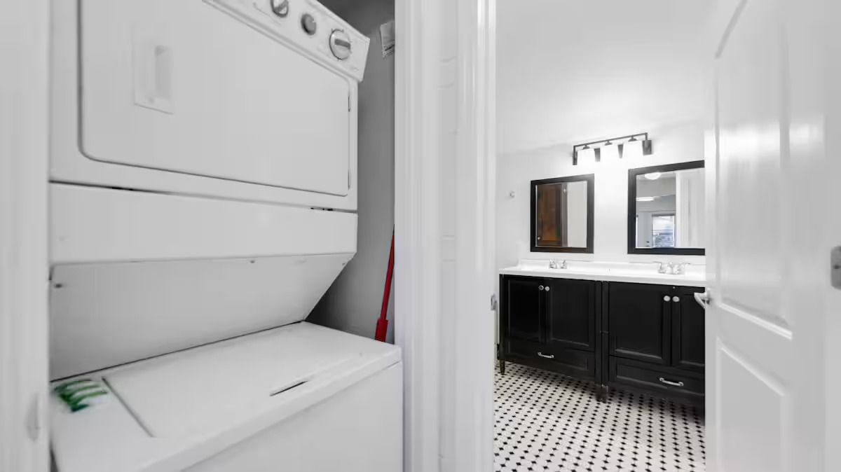 Washer/dryer and large full bath